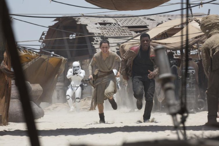 Star Wars Rae and Finn running from stormtroopers